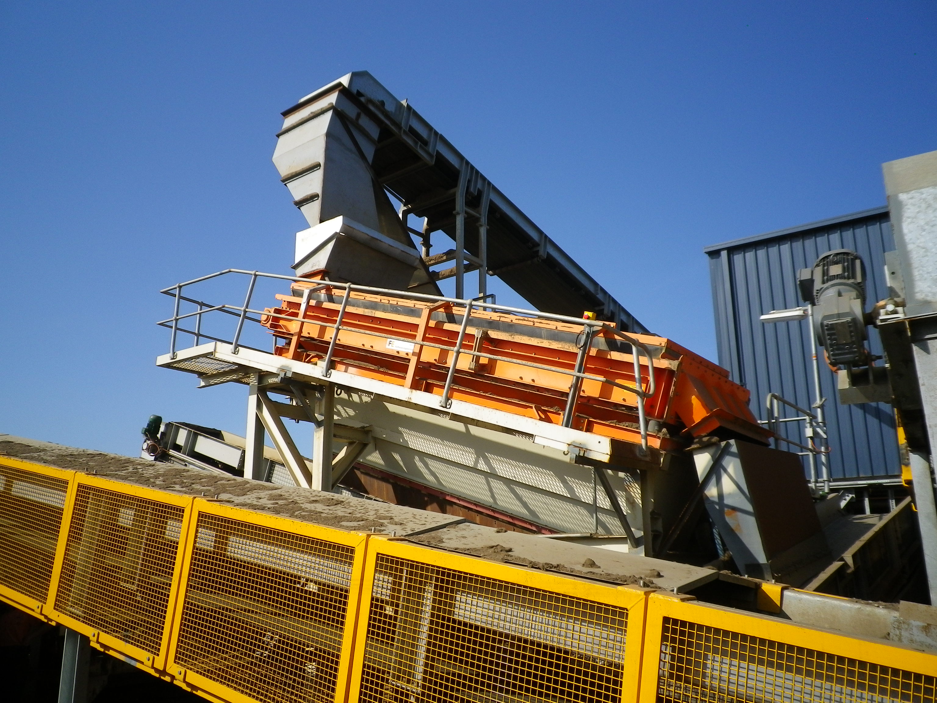 Vibration screen supporting structure