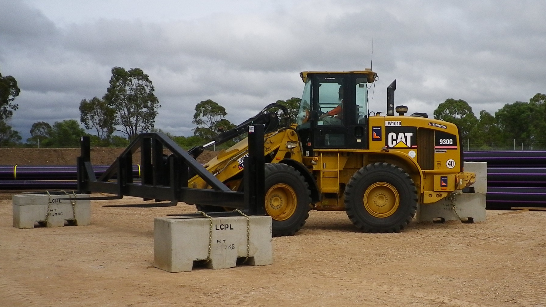 Loader with 8.5 m wide forks